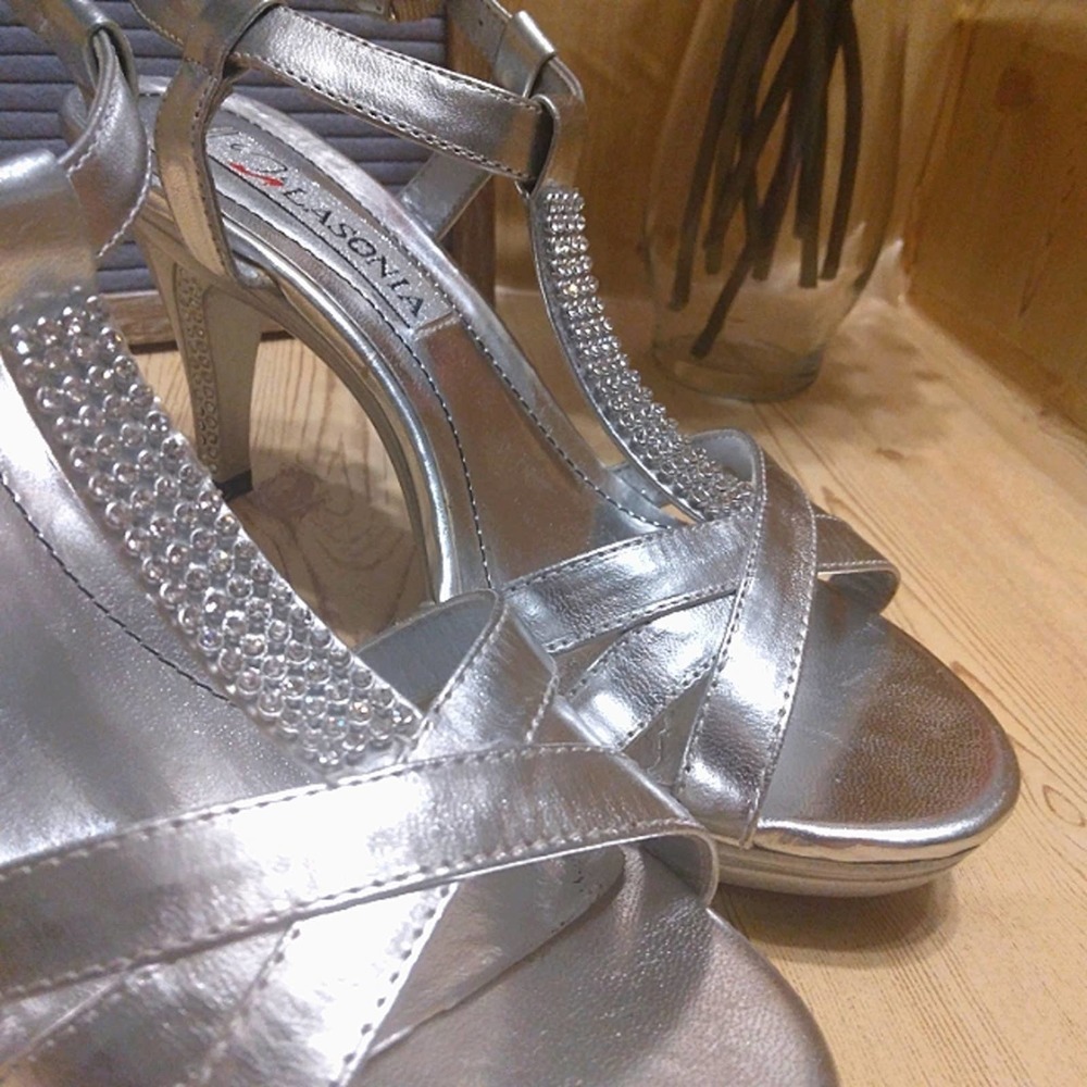 NWOT Lasonia Silver Glitter Strappy Sandal w/ Rhinestone Heel detail Sz. 6.5